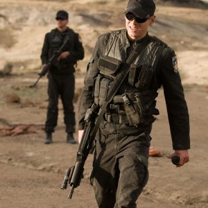 Il Tenente Matthew Scott (Brian J. Smith) su un nuovo pianeta nell'episodio Malice di Stargate Universe