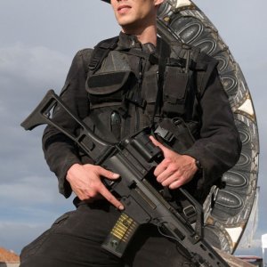 Il Tenente Scott (Brian J. Smith) davanti allo Stargate nell'episodio Malice di Stargate Universe