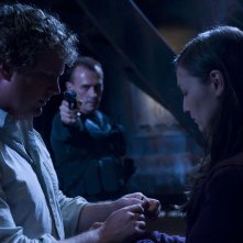 Patrick Gilmore e Jennifer Spence minacciati da Robert Knepper nell'episodio Malice di Stargate Universe
