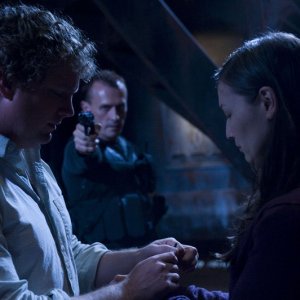 Patrick Gilmore e Jennifer Spence minacciati da Robert Knepper nell'episodio Malice di Stargate Universe