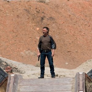 Robert Carlyle davanti allo Stargate nell'episodio Malice di Stargate Universe