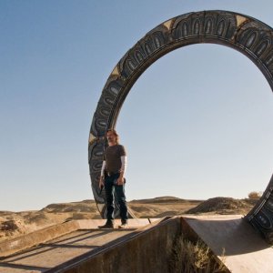 Robert Carlyle davanti allo Stargate su un pianeta nell'episodio Malice di Stargate Universe