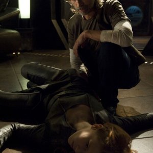 Robert Carlyle guarda il corpo di Julie McNiven nell'episodio Malice di Stargate Universe