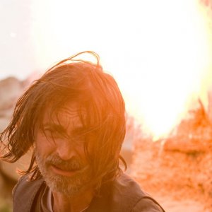 Robert Carlyle in controluce in una scena dell'episodio Malice di Stargate Universe