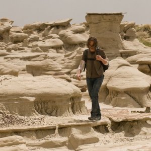 Robert Carlyle su un nuovo pianeta nell'episodio Malice di Stargate Universe