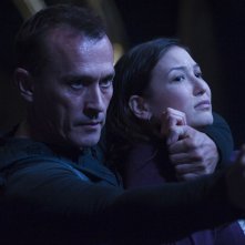 Robert Knepper prende in ostaggio Jennifer Spence nell'episodio Malice di Stargate Universe