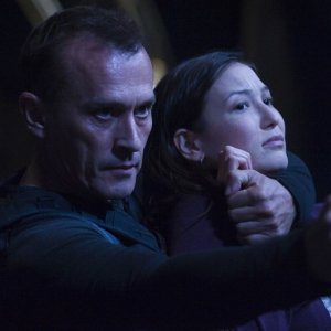 Robert Knepper prende in ostaggio Jennifer Spence nell'episodio Malice di Stargate Universe