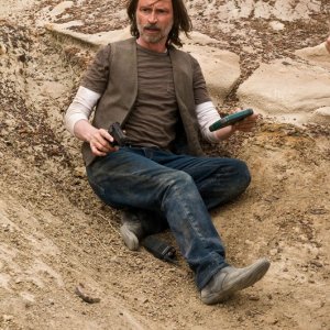 Rush (Robert Carlyle) in una sequenza dell'episodio Malice di Stargate Universe