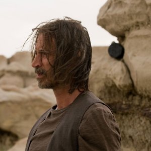 Rush (Robert Carlyle) nell'episodio Malice di Stargate Universe
