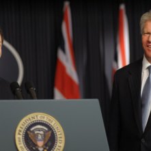 Michael Sheen e Dennis Quaid in una immagine del film I due presidenti