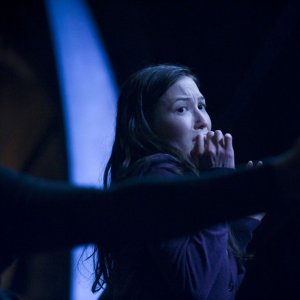 Una spaventata Jennifer Spence nell'episodio Malice di Stargate Universe