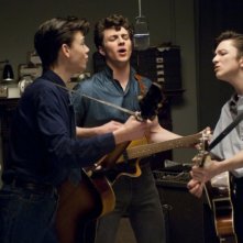 Aaron Johnson con Thomas Brodie-Sangster e Sam Bell nel film Nowhere Boy