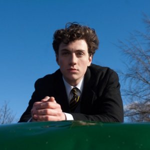 Aaron Johnson nei panni del giovanissimo John Lennon nel film Nowhere Boy