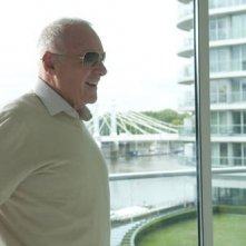Anthony Hopkins in ottima forma nel film You Will Meet a Tall Dark Stranger