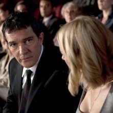 Antonio Banderas in una scena di You Will Meet a Tall Dark Stranger