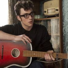 John Lennon (Aaron Johnson) in un ritratto adolesceziale del film Nowhere Boy