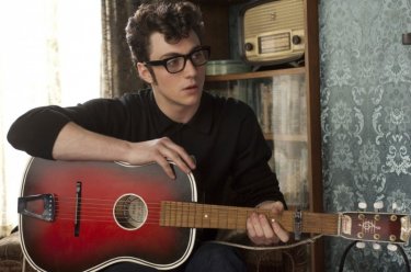 John Lennon (Aaron Johnson) in un ritratto adolesceziale del film Nowhere Boy