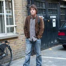 Josh Brolin in una scena del film You Will Meet a Tall Dark Stranger