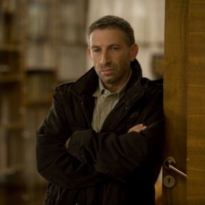 Mark Ivanir in un primo piano dal film Il responsabile delle risorse umane