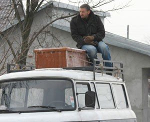 Mark Ivanir in una scena de Il responsabile delle risorse umane