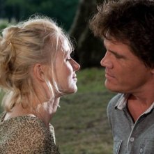 Naomi Watts con Josh Brolin in una scena del film You Will Meet a Tall Dark Stranger