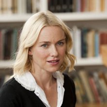Naomi Watts in un'immagine della commedia You Will Meet a Tall Dark Stranger