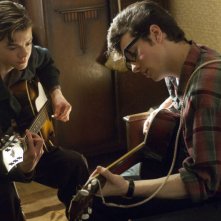 Paul McCartney (Thomas Brodie-Sangster) e John Lennon (Aaron Johnson) nel film Nowhere Boy