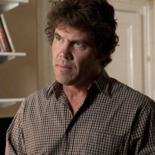 Primo piano di Josh Brolin dal film You Will Meet a Tall Dark Stranger