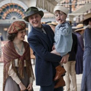 Aleksa Palladino e Michael Pitt in una scena dell'episodio The Emerald City di Boardwalk Empire