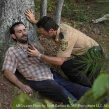 Andrew Lincoln e Andrew Rothenberg in una scena dell'episodio Wildfire di The Walking Dead