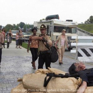 Andrew Lincoln in una scena dell'episodio Wildfire di The Walking Dead