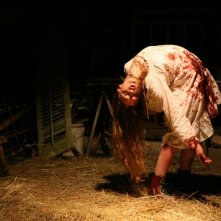 Ashley Bell in un'immagine inquietante nell'horror The Last Exorcism