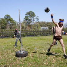 Johnny Knoxville con i suoi giocano a farsi male in Jackass 3-D