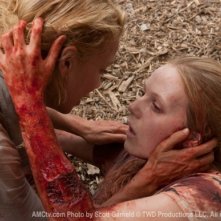 Laurie Holden e Emma Bell in una scena dell'episodio Wildfire di The Walking Dead