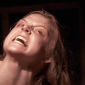 Una spaventosa Ashley Bell nell'horror The Last Exorcism