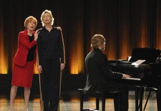 Carol Burnett e Jane Lynch durante un numero dell'episodio Furt di Glee