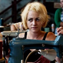 Jaime Winstone nei panni di Sandra nel dramedy We Want Sex