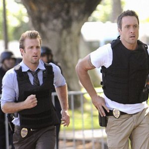 Scott Caan e Alex O'Loughlin in Hawaii Five-0 nell'episodio Hana'a'a Makehewa