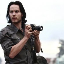 Taylor Kitsch in una scena del film The Bang Bang Club