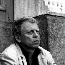 Un primo piano di Paolo Rossi nel film RCL - Ridotte Capacità Lavorative di M. Carboni