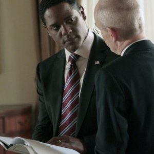 Blair Underwood e Zeljko Ivanek in una scena dell'episodio Everything Will Change di The Event