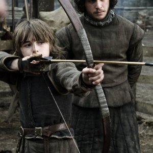 Isaac Hempstead-Wright e Kit Harington in una scena di Game of Thrones