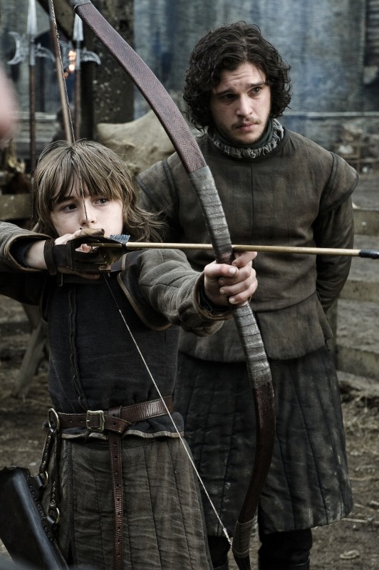 Isaac Hempstead-Wright e Kit Harington in una scena di Game of Thrones