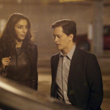 Clifton Collins Jr. e Necar Zadegan in una scena dell'episodio Everything Will Change di The Event