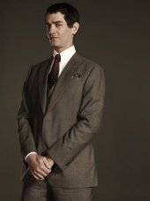 James Frain nel ruolo di Fleming in una foto promozionale di The Cape