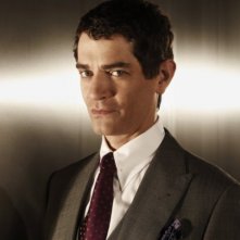 James Frain nel ruolo di Fleming in una immagine promozionale di The Cape