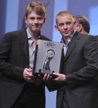 Josh Bolt ed Eugene Byrne ritirano il premio per Miglior Opera Prima a The Be All And End All al Monte-Carlo Film Festival 2010