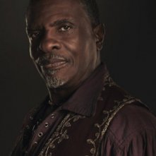 Keith David è Max in una immagine promozionale di The Cape