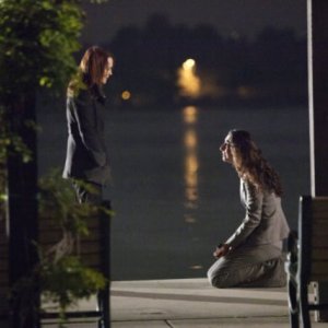 Laura Innes e Necar Zadegan in un momento drammatico dell'episodio Your World to Take di The Event
