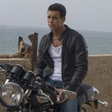 Mario Casas nei panni del giovane e ribelle H in Tres metros sobre el cielo